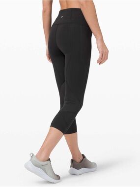 EUC Lululemon Women’s Pace Rival High-Rise Crop 22" in black, size 6